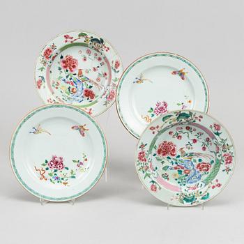 A set with four famille rose dinner plates, Qing dynasty, Qianlong (1736-95). (2+2).