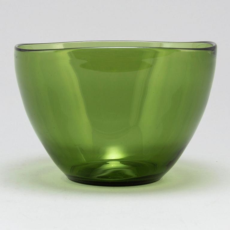 GUNNEL NYMAN, a green glass bowl, Riihimäen Lasi Oy, 1930s.