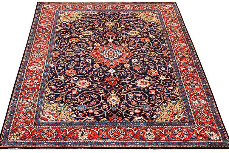 A Mahal carpet, a. 321 x 202 cm.