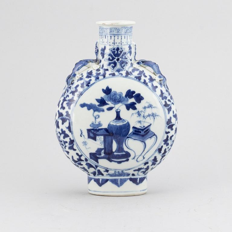 A blue and white moon flask/vase, Qing dynasty, Guangxu (1875-1908).
