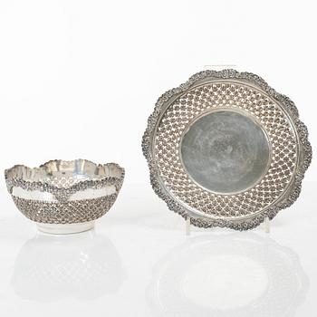 Skål på bricka, silver, Persien (Iran), 1900-tal.