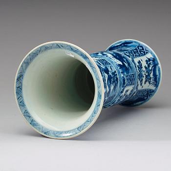 A large blue and white vase, Qing dynasty, Kangxi (1662-1722).