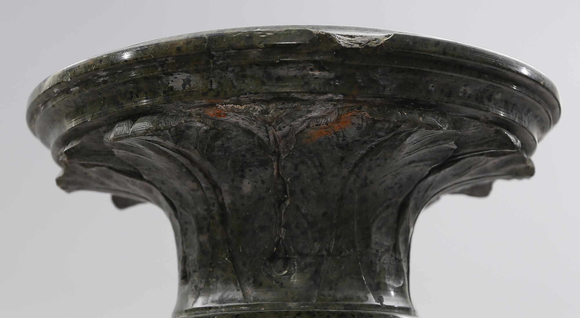 PIEDESTAL, serpentinsten, 1800-talets mitt.