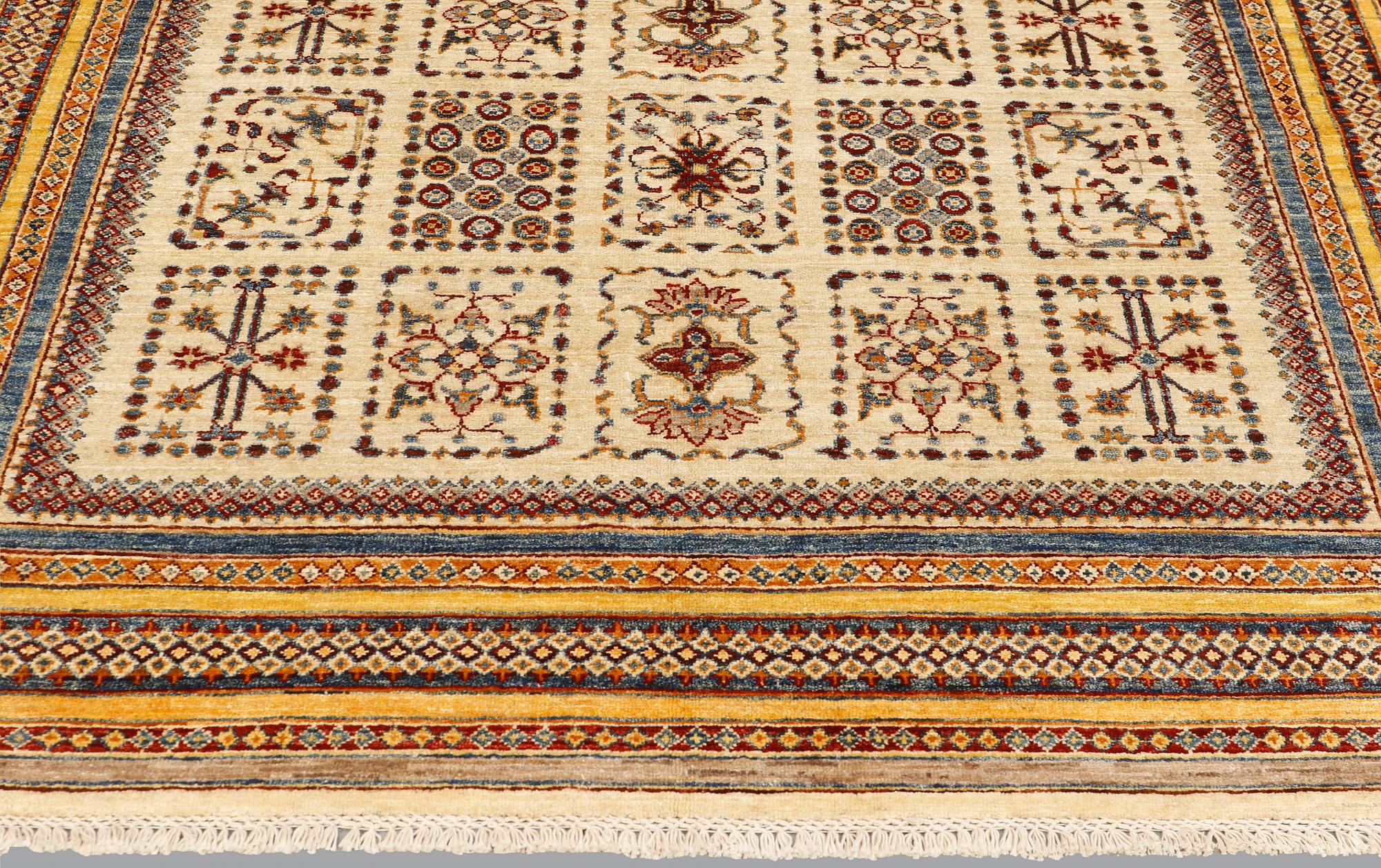 A carpet, Ziegler Design, approx. 253 x 172 cm.
