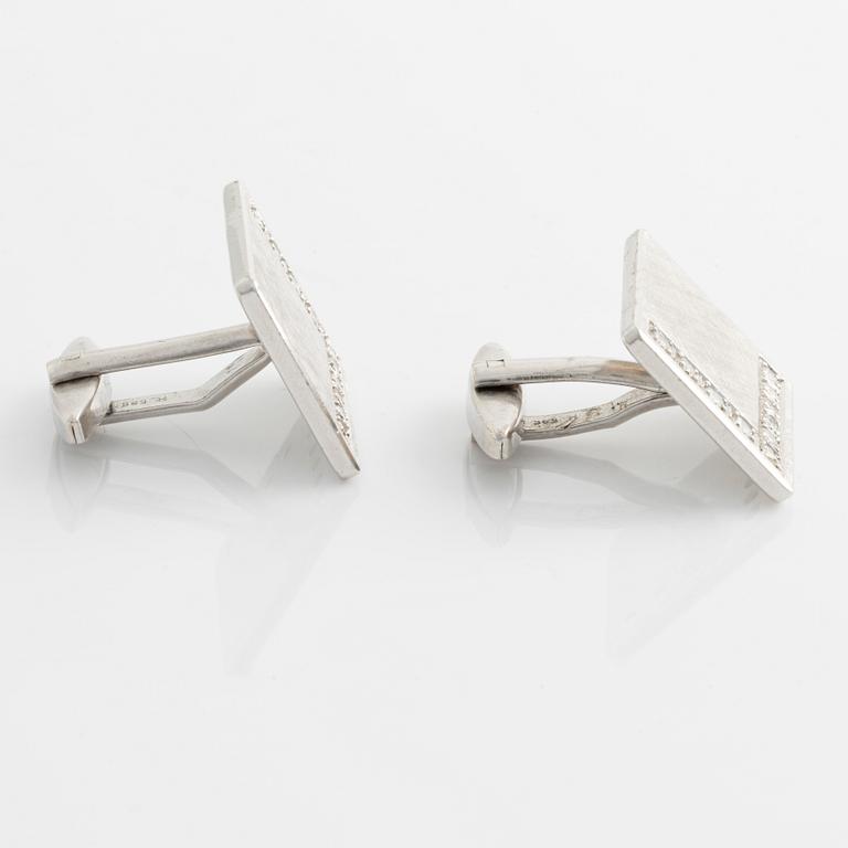 Cufflinks, a pair, white gold with brilliant-cut diamonds.