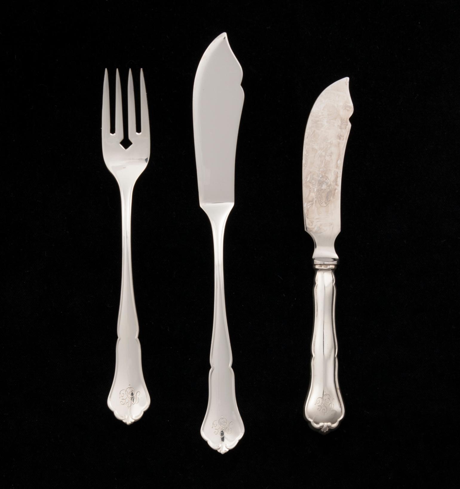FISKBESTICK, 10+10 och SMÖRKNIV, silver, Chippendale, 1900-talets mitt. Totalvikt 772 g.
