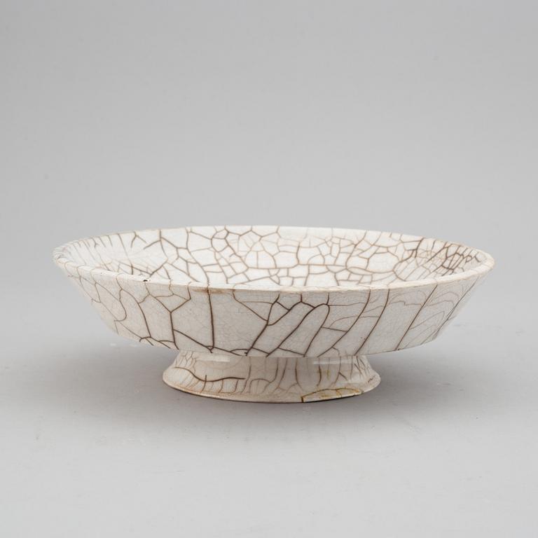 A ge glazed ceramic footed dish, late Qing dynasty.