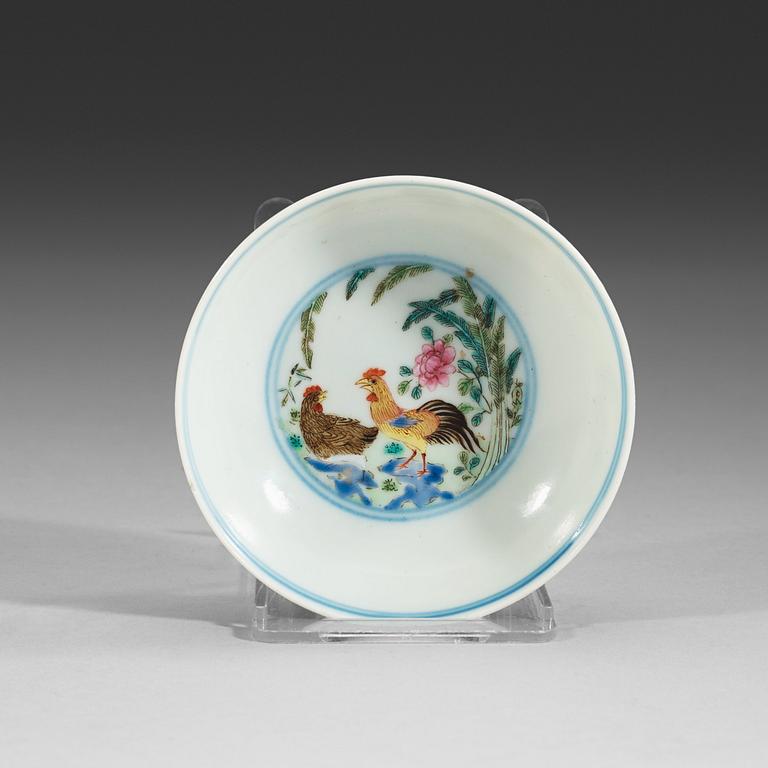 A famille rose rooster dish, late Qing Dynasty (1644-1912) with blue sealmark. .