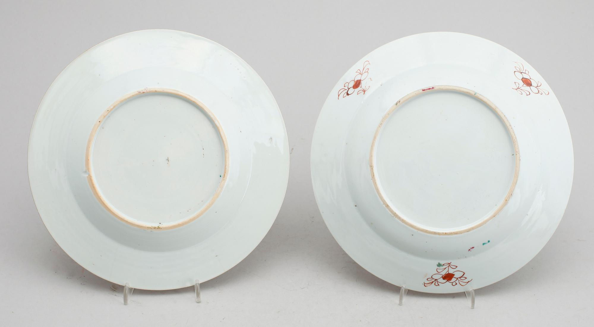 TALLRIKAR, 2 st, porslin, Kina, Qianlong 1736-1795.