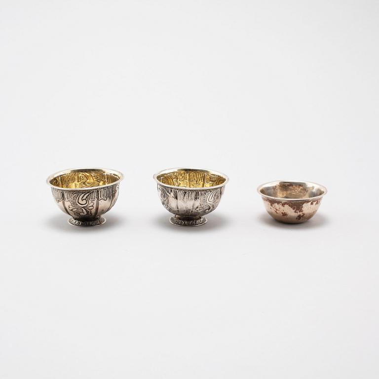 Petter Röding, Varberg (v 1741-1763), tumlare 2 st, silver samt en tumlare, ostämplad.