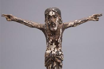 A 17TH CENTURY WOODEN CRUCIFIX.