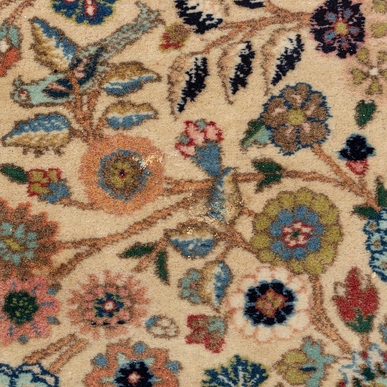 Carpet, Tabriz, 283 x 220 cm.