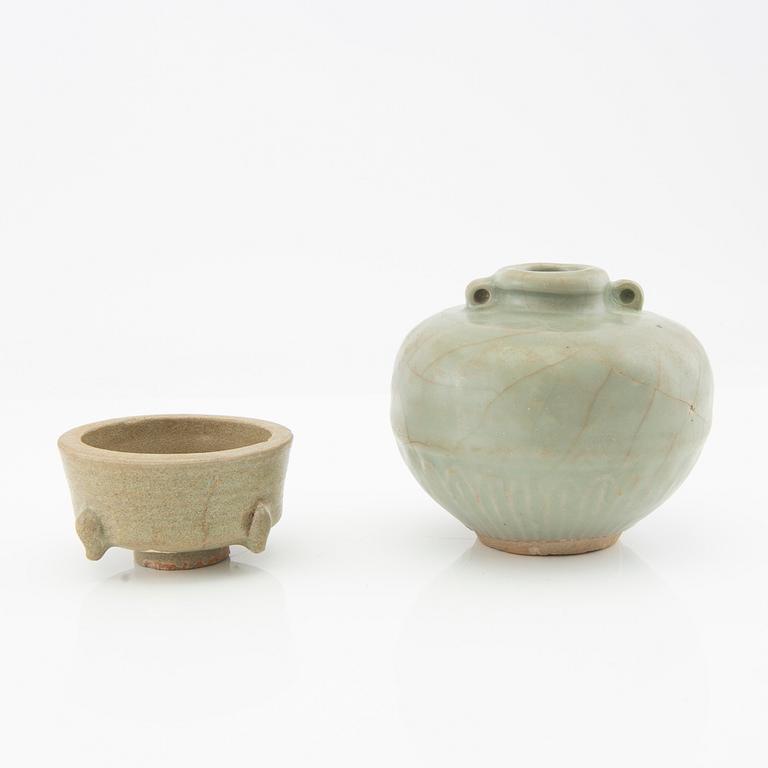 Vase and bowl, for the Southeast Asian market. 13th/14th century. Glazed ceramics.