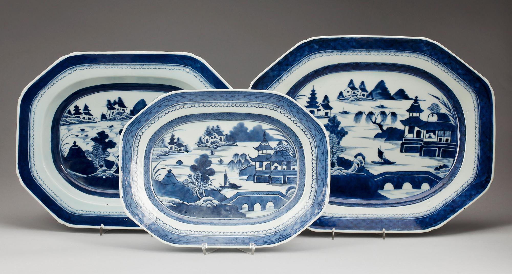 STEKFAT, två stycken samt TERRINFAT, porslin. Qing dynastin, 1800-tal.