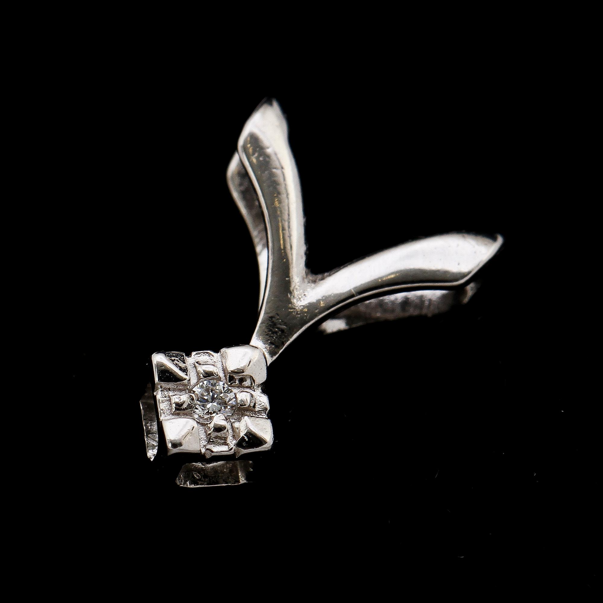 RING, 18k vitguld med pärla och 2 st briljanter. Vikt 2 g.