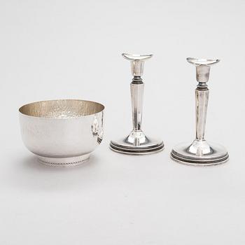 Skål, silver, och ljusstakar, ett par, silver, Sverige 1985 resp. 1959.