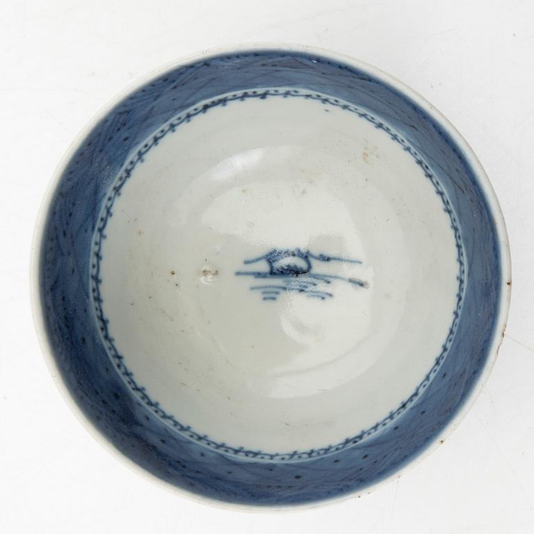 Koppar med fat, 3 st, porslin, Kina, Qingdynastin, Qianlong (1736-95).