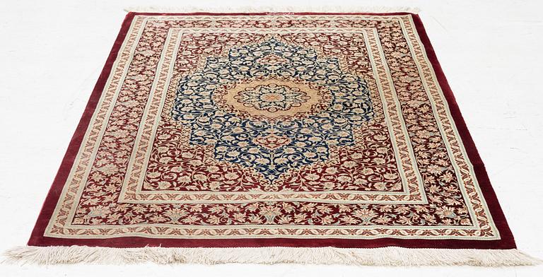 Matta, silke Ghom, signerad, ca. 106 x 80 cm.