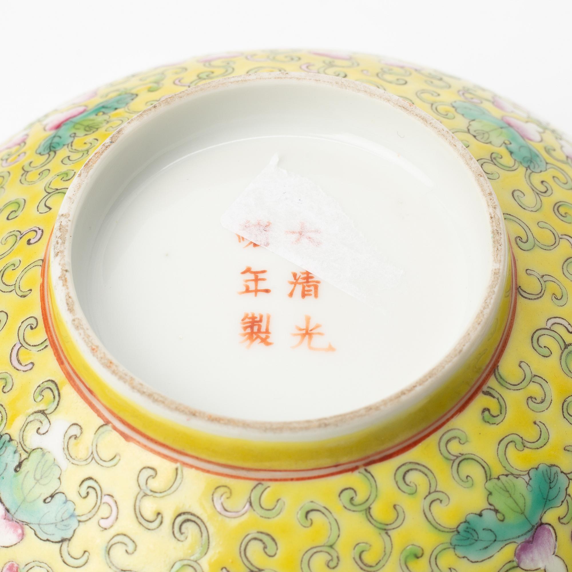 Skålar, två stycken. Kina, tidigt 1900-tal med Guangxus märke.