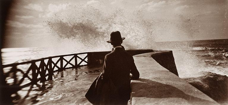 Jacques Henri Lartigue, "Sala au Rocher de la Vierges, Biarritz", 1927.