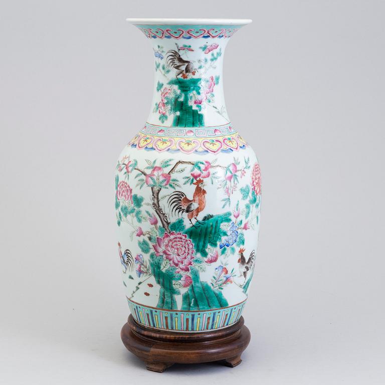 A large Chinese famille rose porcelain vase, Qing dynasty, second half of the 19th century.