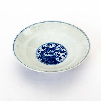 A Chinese 19th/20th century porcelain bowl.