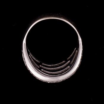 RING, 18K vitguld, diamanter. Vikt ca 9,3 g.