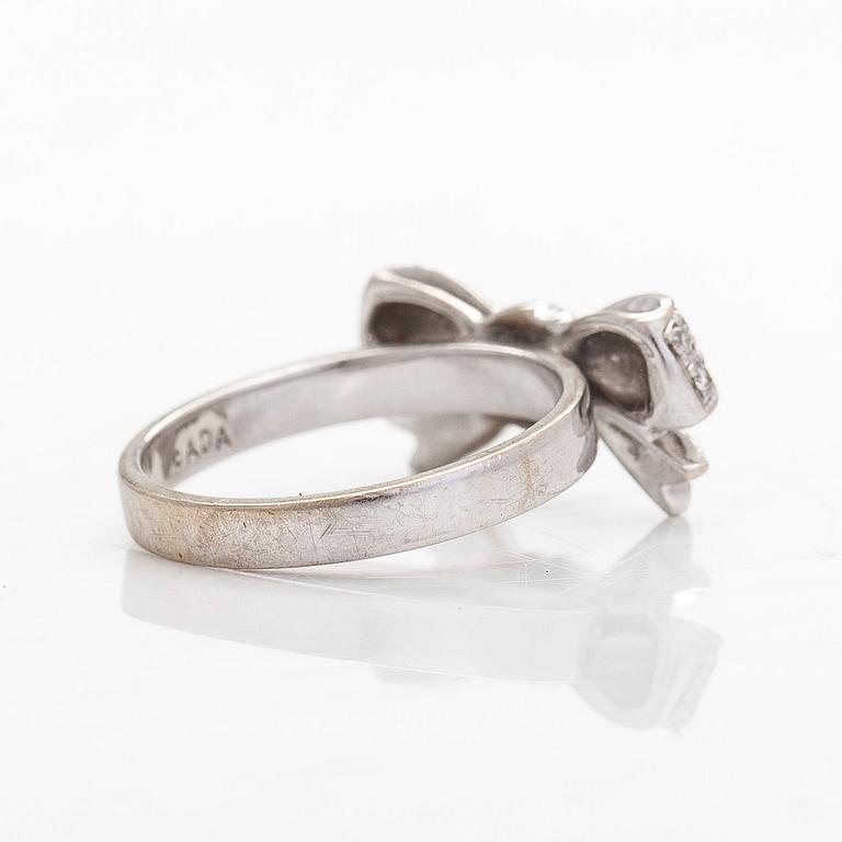 An 18K white gold ring with brilliant-cut diamonds.