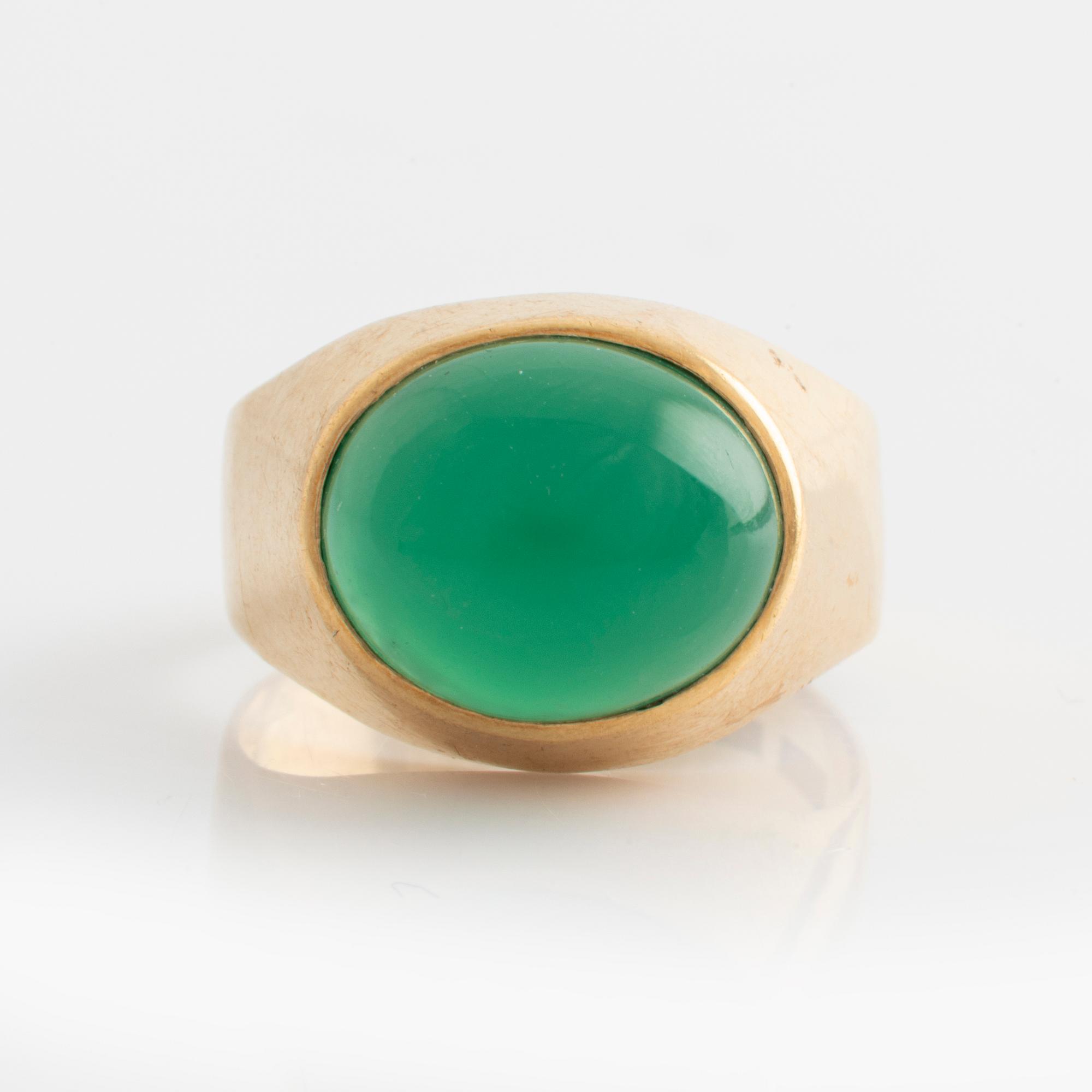 Ring, 18K gold with cabochon-cut green agate.