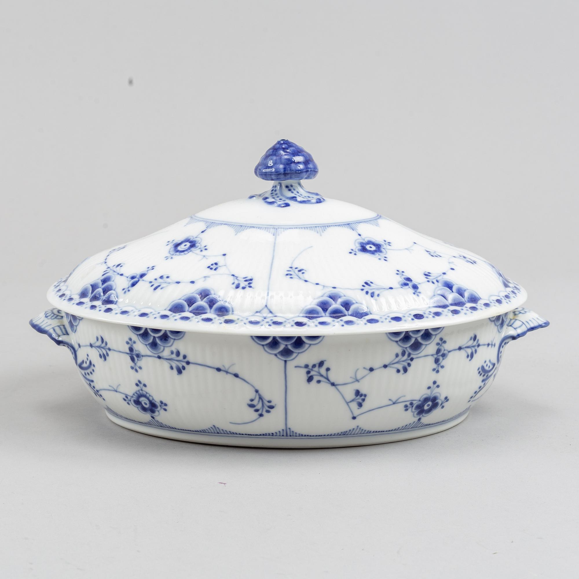Royal Copenhagen, mat- samt kaffeservis, 85 delar, porslin. "Musselmalet", Danmark, 1900-tal.