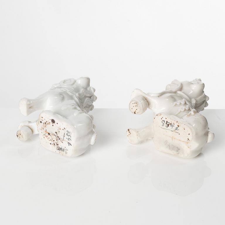 A pair of Chinese blanc de chine figures of buddhist lions, Qing dynasty, Kangxi (1662-1722).