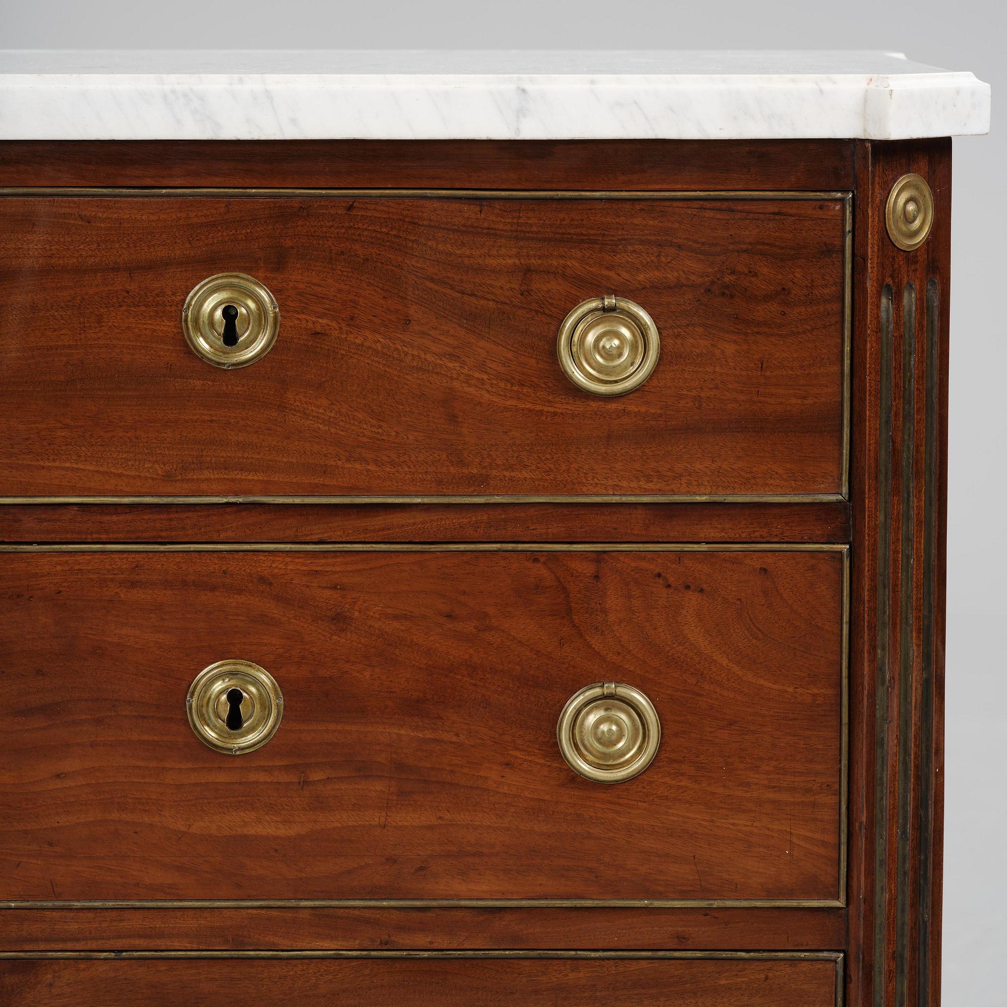 A late Gustavian mahogny commode.