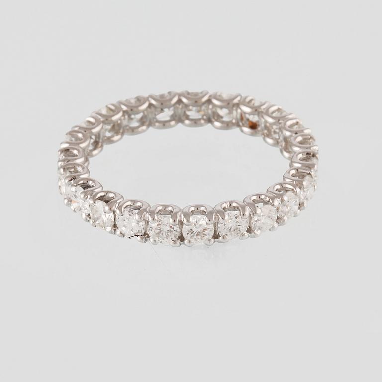 RING, 18K guld med briljantslipade diamanter ca 1.93 ct. Vikt 2,8 gram.