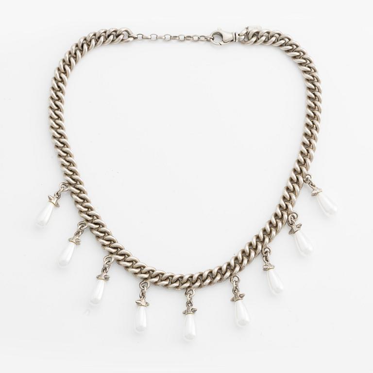 Maria Nilsdotter, a 'Chunky Chain Pearls Necklace'.