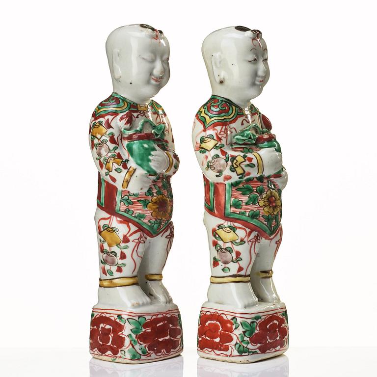 A pair of famille verte "lauging boys", Qing dynasty, Kangxi (1662-1722).