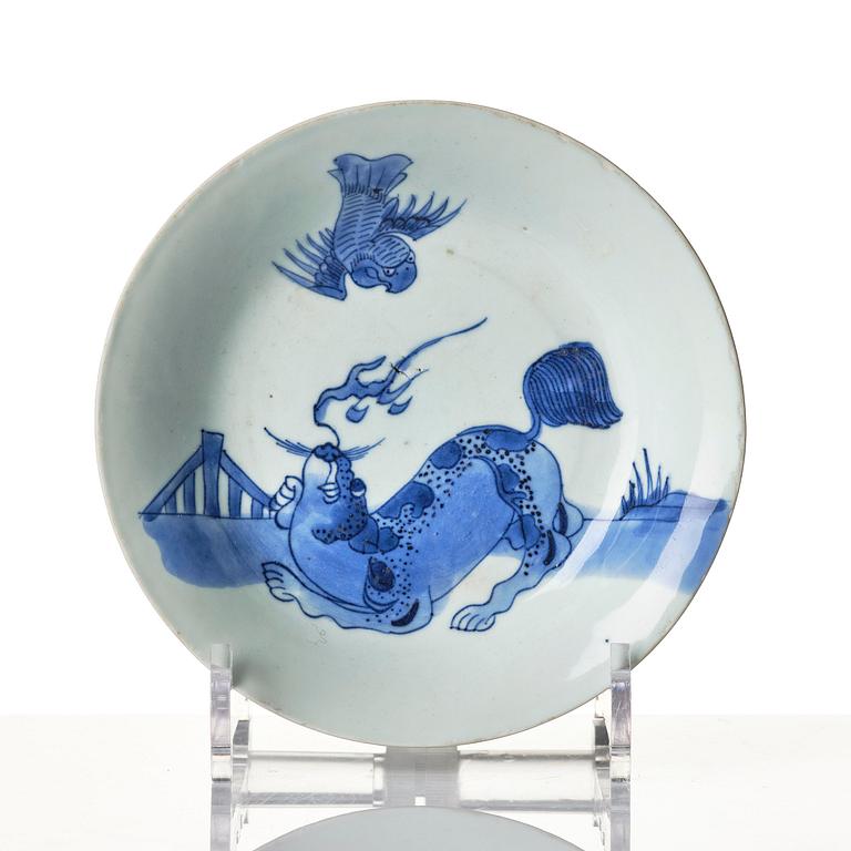 A blue and white stemcup and dish, Transition, 17th century.