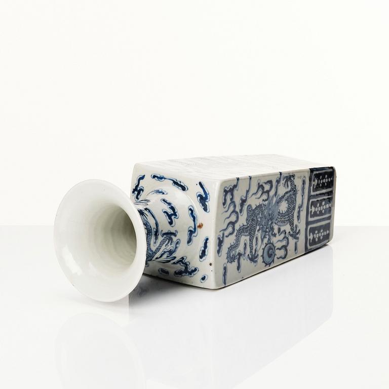 A blue and white vase, Qing dynasty, 19th century.