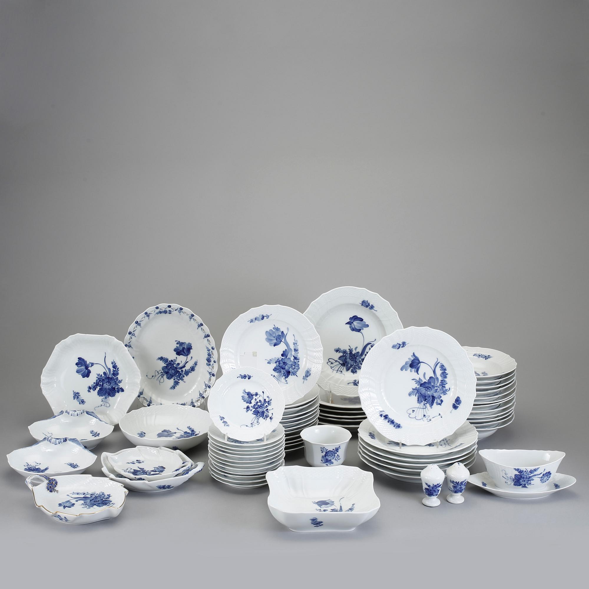 MATSERVIS, 61 delar, porslin, "Blå Blomst", Royal Copenhagen, Danmark.