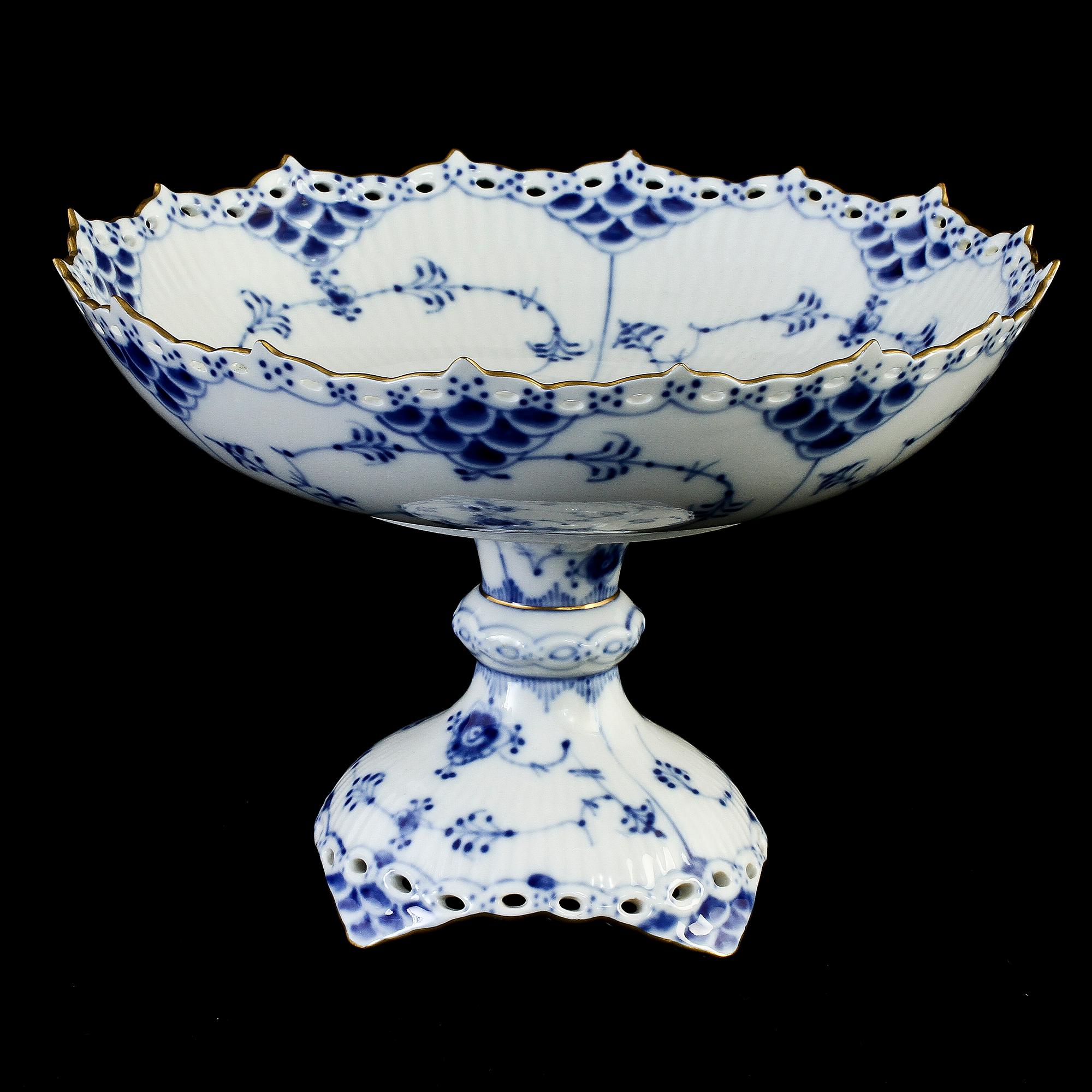 MOCCASERVISDELAR, 25 st, porslin, "Musselmalet", Kongl Dansk.