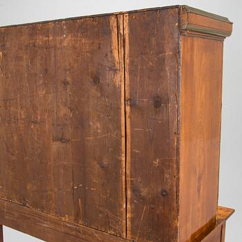 Skåp sengustavianskt, 1800-talets början och slut.