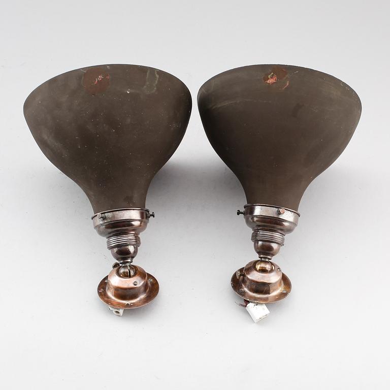 INDUSTRILAMPOR, 2 st, 1900-talets första hälft. Höjd ca 20 cm.
