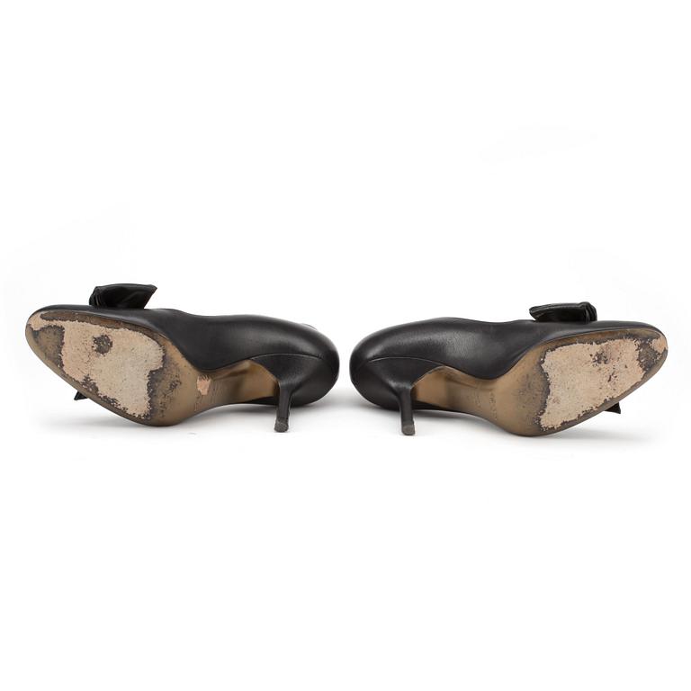 YVES SAINT LAURENT, ett par pumps. Storlek 38.