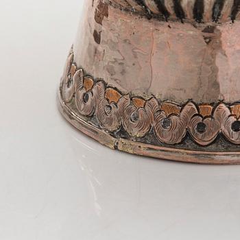 Voiamppupari, Tiibet, kupari, hopeoitu koristelu. 1800-luku.