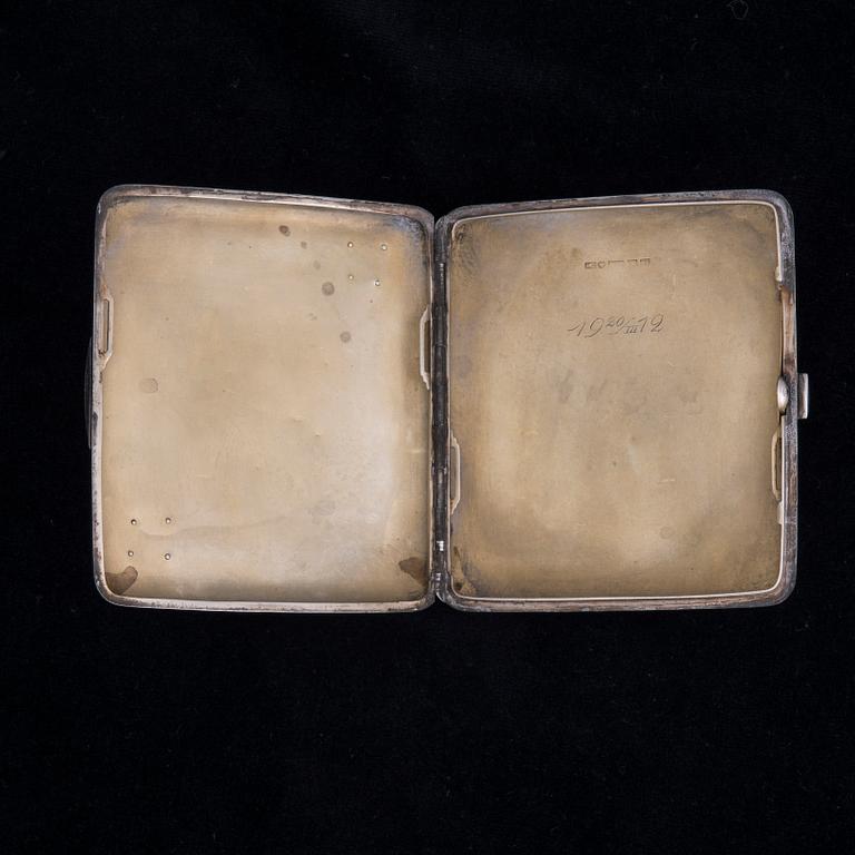 CIGARETTETUI, silver, Finlands Guldsmeds A.B, Åbo 1911. Vikt 124 g.