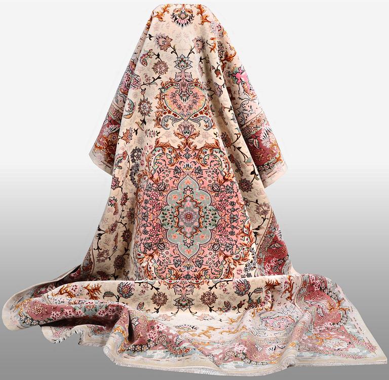 A carpet, Tabriz par silk, 60 Raj, ca 294 x 197 cm.