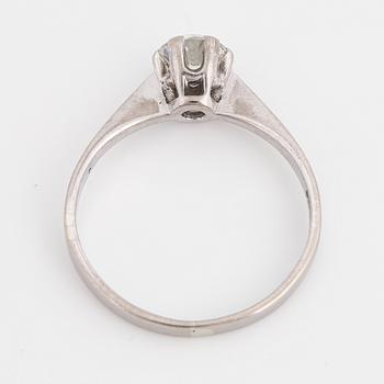 Ring 18K vitguld med en rund briljantslipad diamant 0.46 ct enligt gravyr.