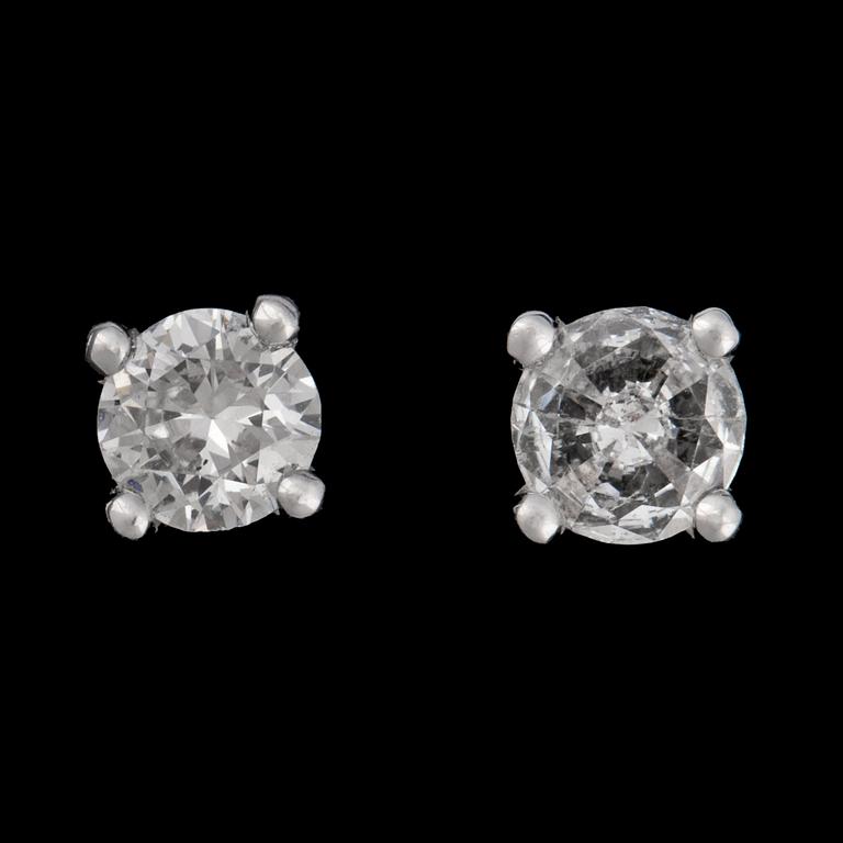 ÖRHÄNGEN, briljantslipade diamanter, tot. 0.76 ct.