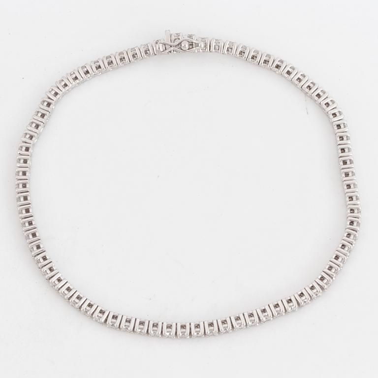 A circa 2,56 ct brilliant-cut diamond tennis bracelet.