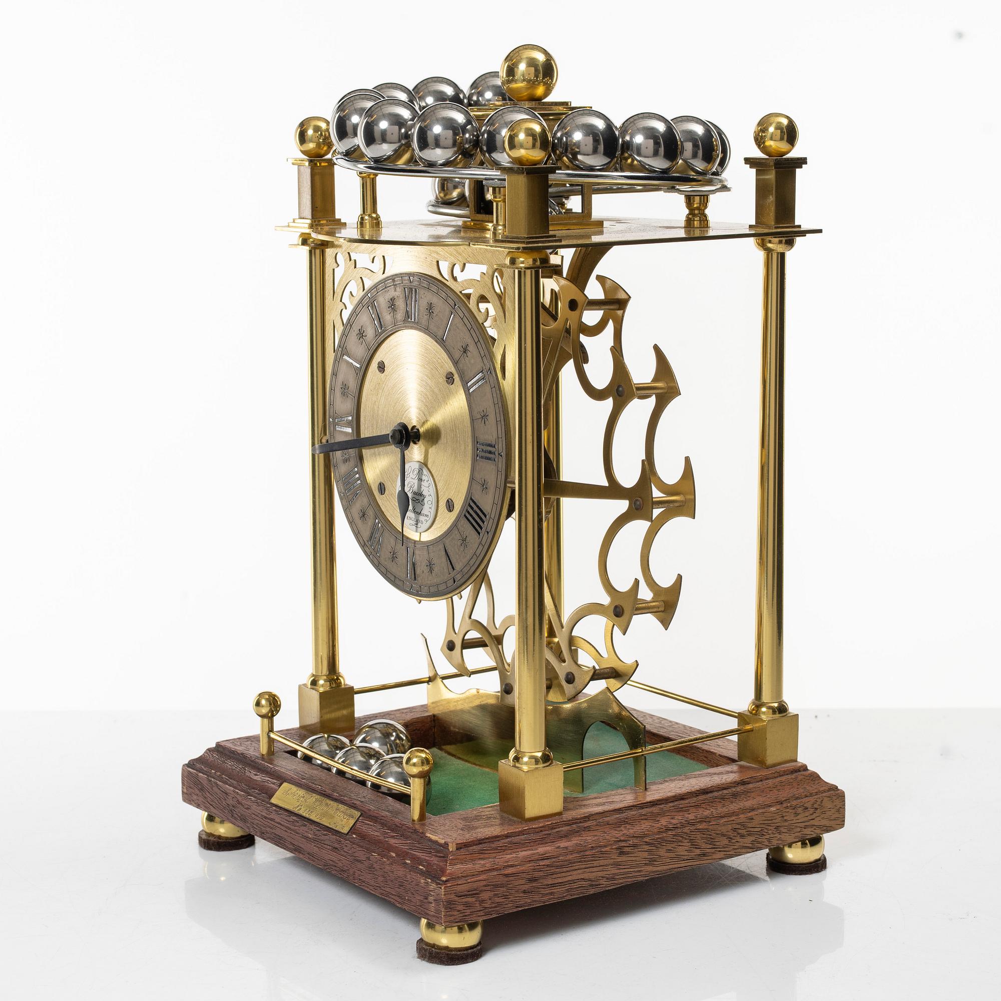 Bordsur, "Spherical weight clock", Dove Baxeley Cheltenham, England, 1900-talets slut.