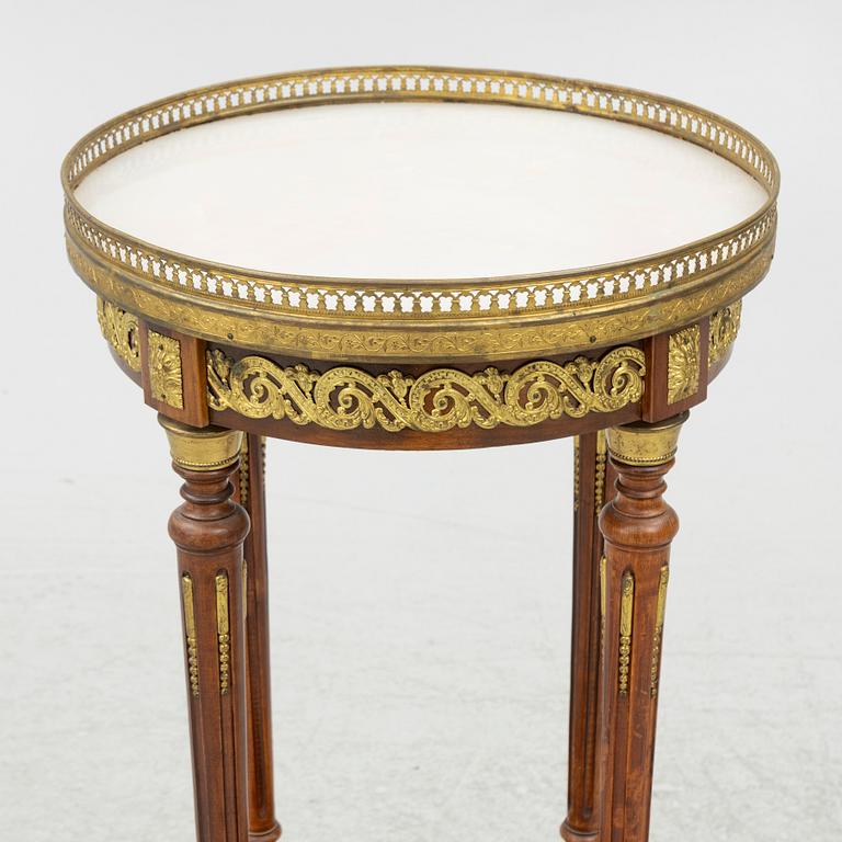Sidobord, Louis XVI-stil, omkring år 1900, saluförd av Myrstedt & Stern i Stockholm.